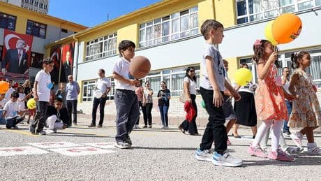 İstanbul'da okullarda pazartesi günü 10.00-15.00 saatleri arasında eğitim verilecek