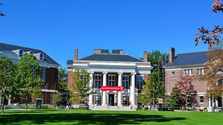 Así es Harvard, la universidad en el punto de mira de Trump que cuesta más de 80.000 euros