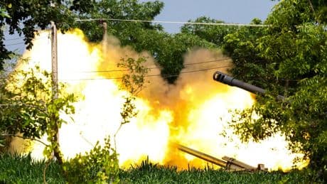 Más de 100.000 desplazados mientras siguen por segundo día los choques fronterizos entre Tailandia y Camboya