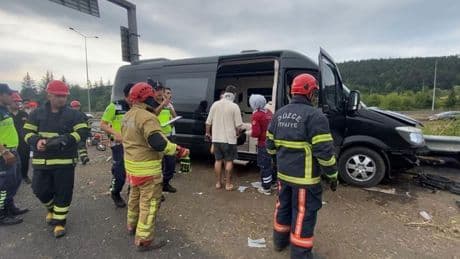 Minibüs bariyere saplandı: Şarkıcı Çağan Şengül’ün de bulunduğu 7 kişi yaralandı