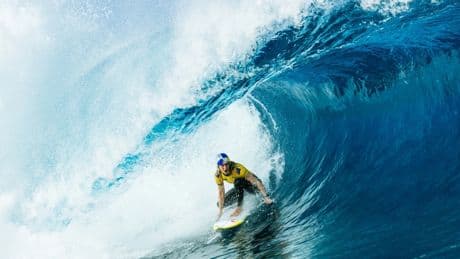Junge Surferin jubelt: Molly Picklum holt ersten WM-Titel ihrer Karriere