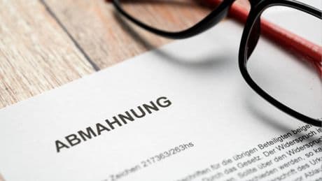 Abmahnung wegen „zu pünktlichem“ Feierabend: Angestellter erhält kuriose Forderung
