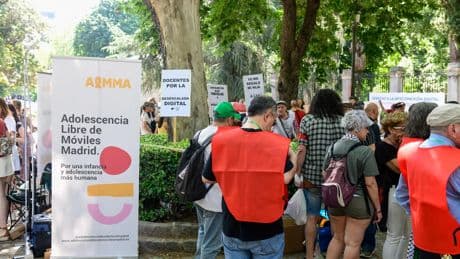 Padres, madres y educadores piden la desescalada digital en todos los ciclos escolares