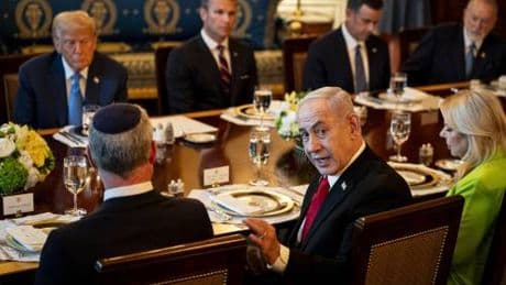 Show Donald-Bibi tra elogi e sorrisi. "Creatore di pace. Ti candido al Nobel"