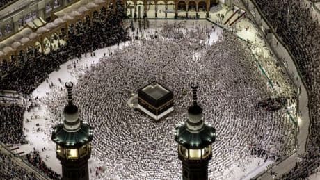 "Une bénédiction": les images du million de musulmans bravant la chaleur à La Mecque pour le hajj