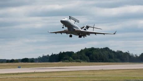 L'axe Paris-Stockholm se renforce dans l'armement: la France va remplacer ses avions-radars Boeing par des appareils suédois
