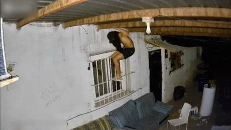 Arrestado por colarse por las rejas de una ventana y robar en una peña