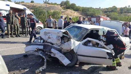 Samsun'da feci kaza! İki araç kafa kafaya çarpıştı: 1 ölü, 10 yaralı