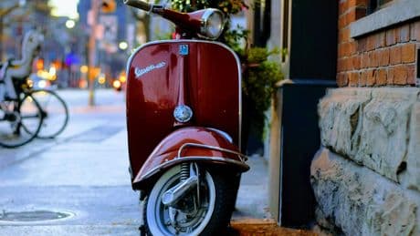La moto clásica era el refugio perfecto del vehículo viejo. Europa ahora tendrá que decidir sobre su futuro
