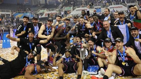 Iñaki Williams y Valverde felicitan al Bilbao Basket