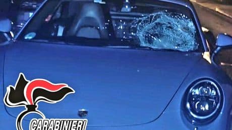 Schivano le auto in strada, ma uno di loro viene investito: è grave