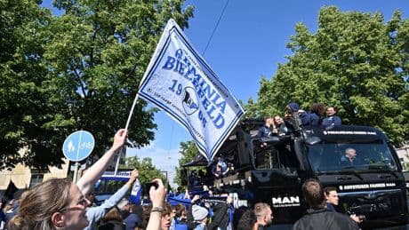 DFB-Pokalfinale: Jubel trotz Niederlage: Fans bereiten Arminia großen Empfang