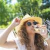 Sommer, Sonne, Zahnerosionen: So machen Energydrinks, Sekt und Co die Zähne kaputt