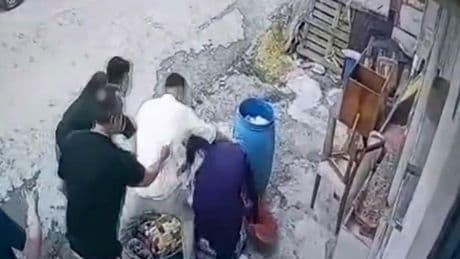 Başakşehir'de "mavi bidon" tartışması: Baba oğul 70 yaşındaki kadını darp etti