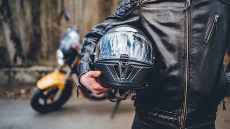 Motorradfahrer aufgepasst: Nach so vielen Jahren sollte der Helm ersetzt werden