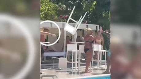 Ekelhafte Urlaubs-Szenen  - Fußball-Profi knockt Frau mit Stühlen aus