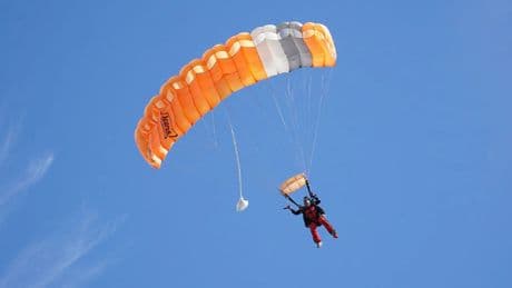 Muere un paracaidista madrileño al impactar contra la valla de un aeroclub en Totana