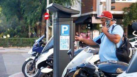 Los vecinos de Valdezarza votan para instalar parquímetros en nuevas calles de su barrio