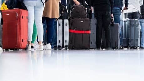 Luftverkehr: Verbraucherschützer verklagen Airlines wegen Handgepäck-Gebühren