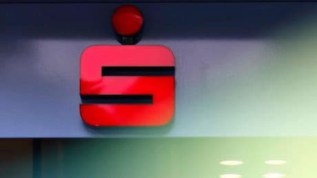 Banken : Streit um Zinsnachzahlungen: Verbraucherschützer werfen Sparkassen „Verzögerungstaktik“ vor