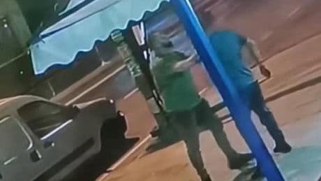 Trafik kavgasında ölümcül yumruk! Yere devirdiği adama kalp masajı yaptı