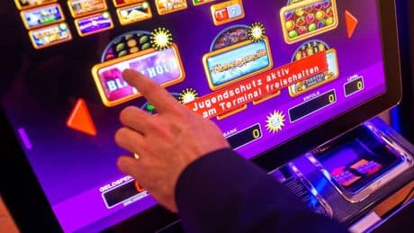 Glücksspiel: Weniger Spielhallen und mehr illegales Glücksspiel im Netz