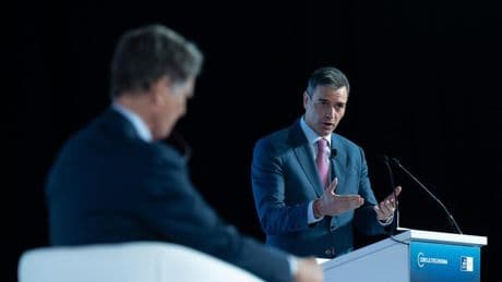 Sánchez pide ante los empresarios catalanes el apoyo de la patronal a la reducción de jornada