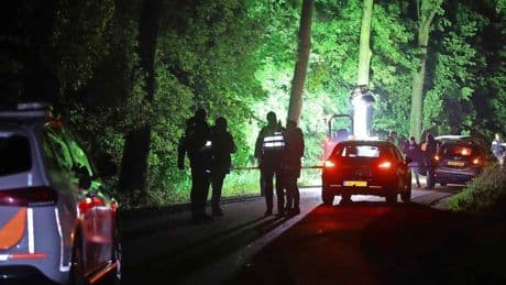Beschonken bestuurder (30) rijdt tieners (17 en 19) aan en vlucht, familielid brengt hem terug naar plaats ongeluk