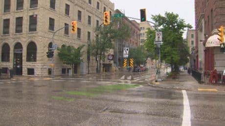 Winnipeg unveils city’s 1st pedestrian scramble signal in Exchange District