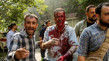 “Hay olor a muerte en el ambiente”: la ofensiva israelí desata el caos en un Teherán golpeado por la crisis económica