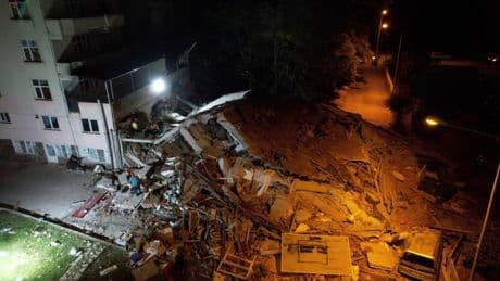 Balıkesir'deki 6,1'lik depremde 1 kişinin hayatını kaybettiği enkaz havadan görüntülendi