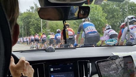 In de ploegleiderswagen van VolkerWessels is het geen moment rustig tijdens de Tour Femmes