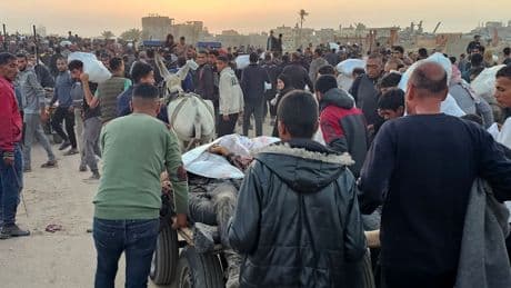 Gaza, attacchi di Israele su centri aiuti umanitari: 31 morti. Morto il padre di Adam