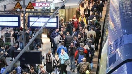 Attacco al coltello ad Amburgo. Ma dal 2023 p vietato portare armi in stazione