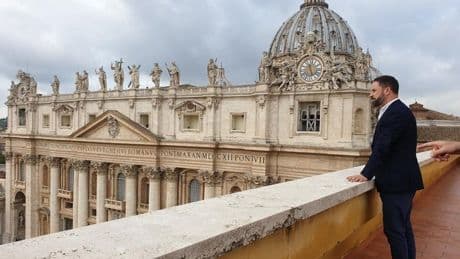 La paradoja de Vox: A Dios rogando y con el mazo dando