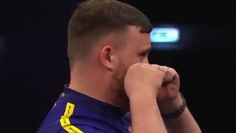 Wereldkampioen Luke Littler (18) zet joelende dartsfans in Leeds op hun plek met huilgebaar