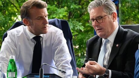 Macron y Starmer muestran a Sánchez el nuevo camino de la socialdemocracia europea: ¿Lo seguirá?