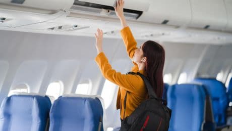 Pour éviter les suppléments bagages en avion, voici les stratégies des voyageurs