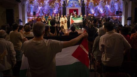 Un Palau de la Música lleno hasta la bandera canta, baila, recita y se emociona por Palestina