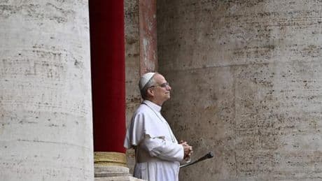 Lors de la première messe dominicale de Léon XIV, “des réminiscences du pape François”