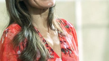 La reina Letizia cierra su agenda institucional con un favorecedor vestido de firma española