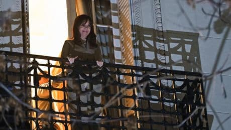 La expresidenta argentina Cristina Fernández queda bajo arresto domiciliario