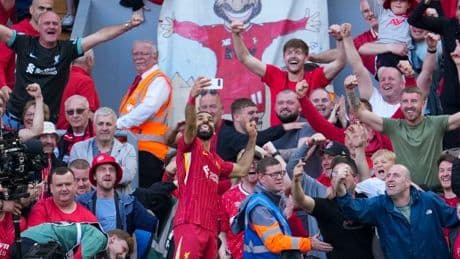 Liverpool Rekordmeister – Salah macht Titel-Selfie während des Spiels