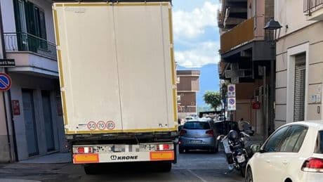 Doveva andare in Romania, tradito dal navigatore finisce col Tir nel centro storico di Pontecorvo e rimane bloccato