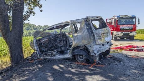 Schrecklicher Unfall bei Passau - Rentner (85) stirbt in brennendem Auto