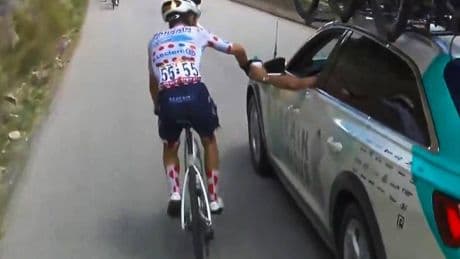 Tour de France, bufera su Martinez. Cos'è il trucco della "borraccia collosa" sanzionato