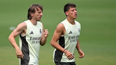 Real Madrid'de çok konuşulan görüntü! Arda Güler ve Luka Modric arasında duygusal vedalaşma