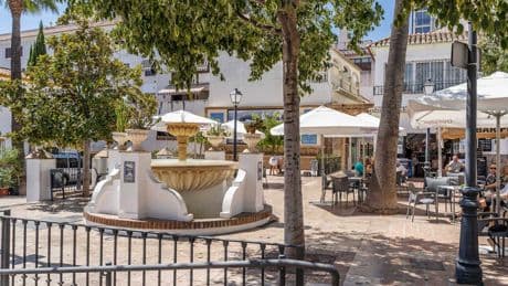 Benalmádena quiere disparar las ventas en sus tiendas. Así que ha declarado la guerra a los toldos de colores