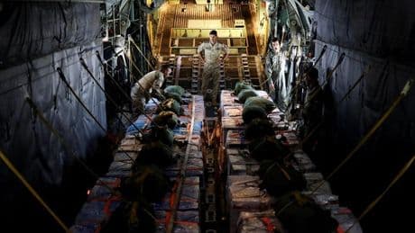 ¿Se lanza comida en mal estado y con carne de cerdo sobre Gaza?