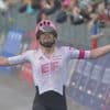 Na een ware nagelbijter: Kasper Asgreen houdt jagende Wout van Aert en peloton af en wint vanuit de vroege vlucht
